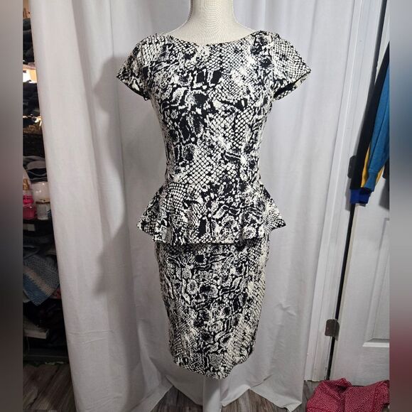 Bebe Womens Size XS Black White Peplum Dress Cap Sleeves Bodycon Fit - Picture 2 of 8